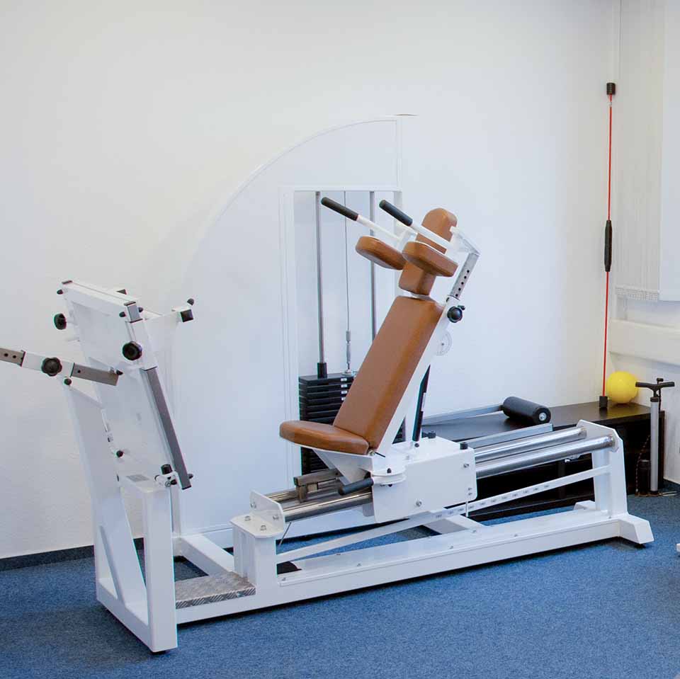 Eine Beinpressmaschine zur physiotherapeutischen Behandlung und zum Muskelaufbau.